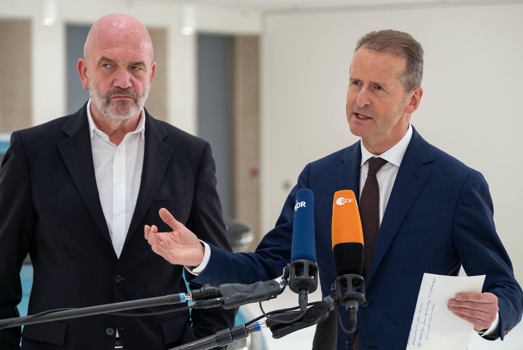Bernd Osterloh (l) und Herbert Diess (r) auf einer Aufsichtsratssitzung 2019