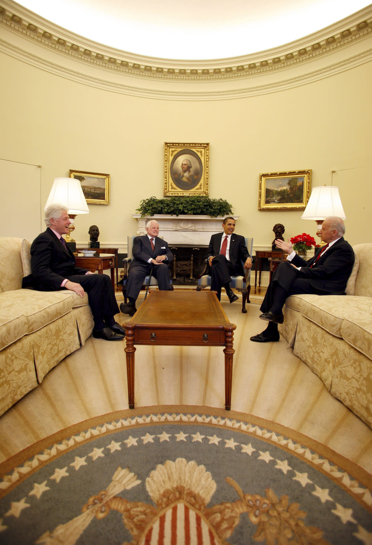 20230802-image-dpa-mb-Obama trifft Clinton, Kennedy und Biden im Oval Office (2009)