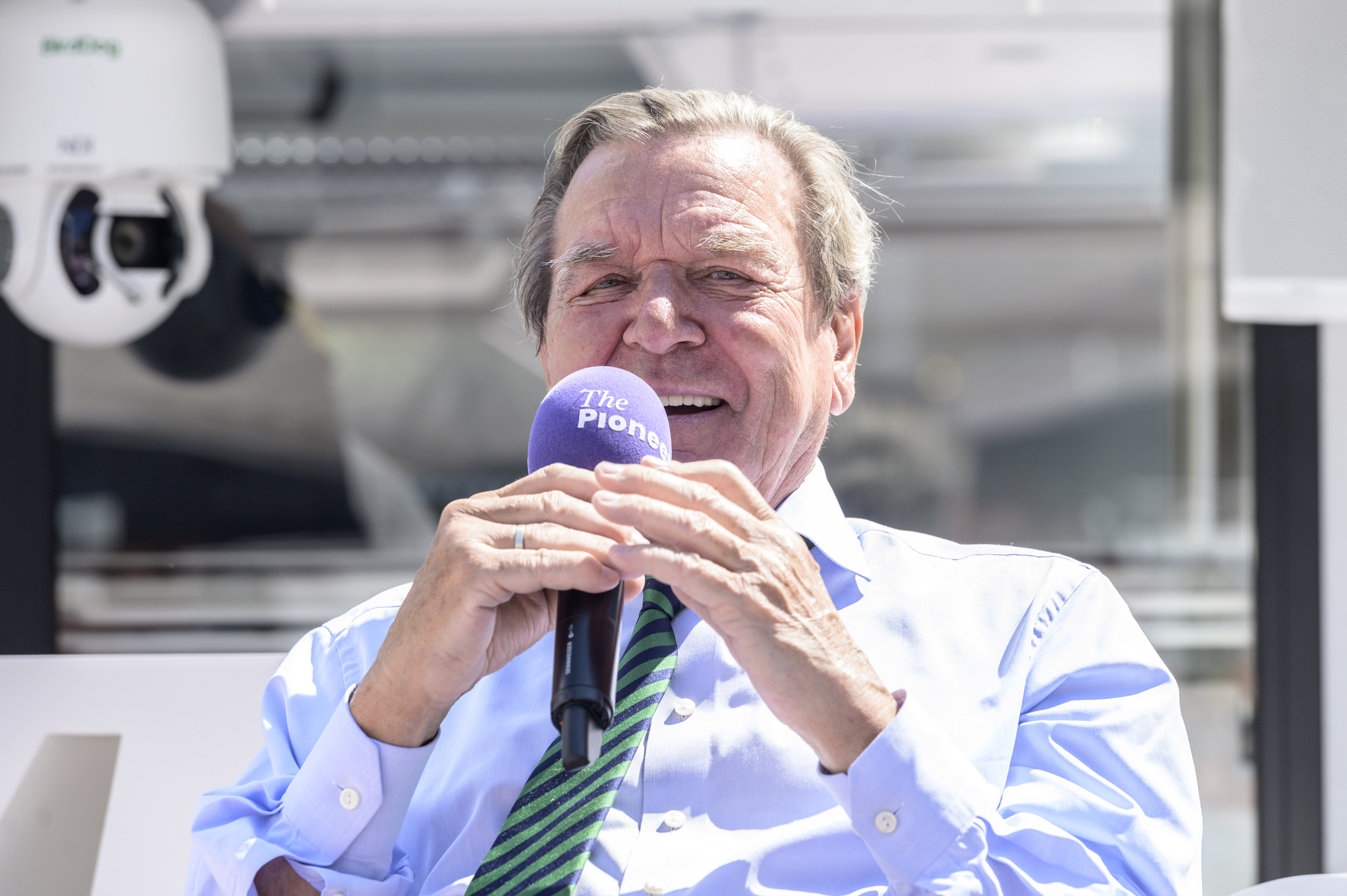 Altkanzler Gerhard Schröder gerät beim Politischen Sightseeing in Sinnieren
