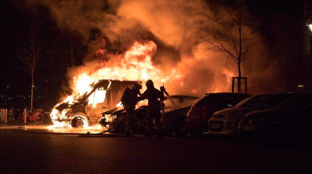 20230103-image-Twitter/@morgenpost-pb-Rettungskräfte löschen brennendes Auto in der Silvesternacht in Berlin