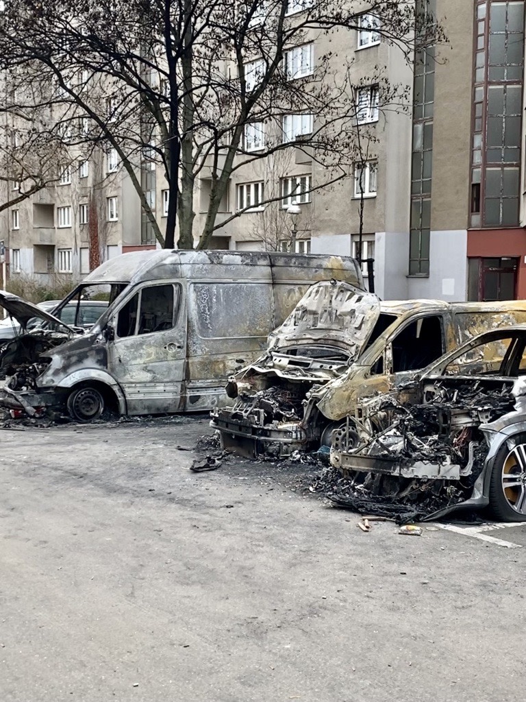 20230103-image-Twitter/@rbb88acht-pb-Verbrannte Autos nach der Silvesternacht in Berlin