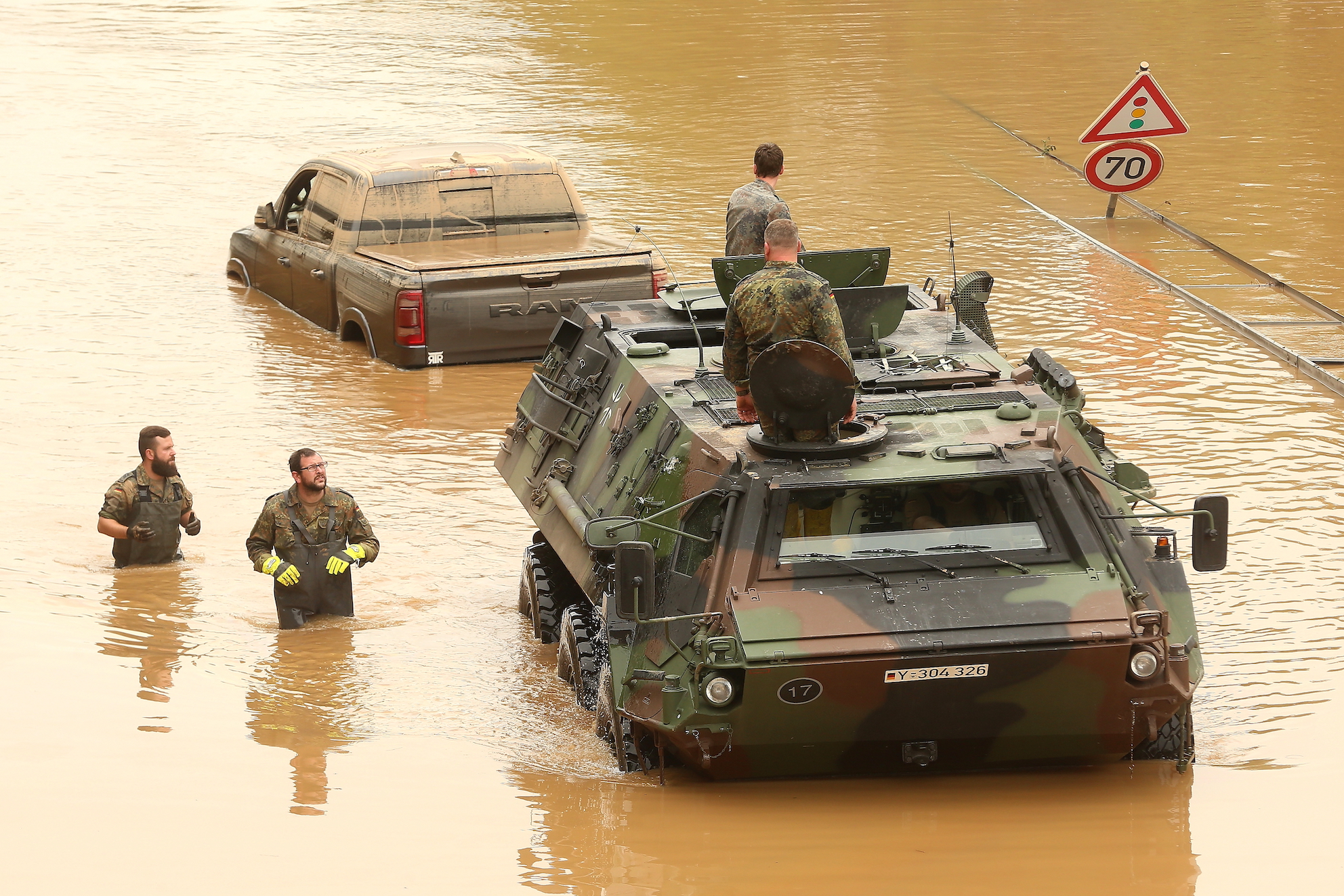 Soldaten im Hochwasser