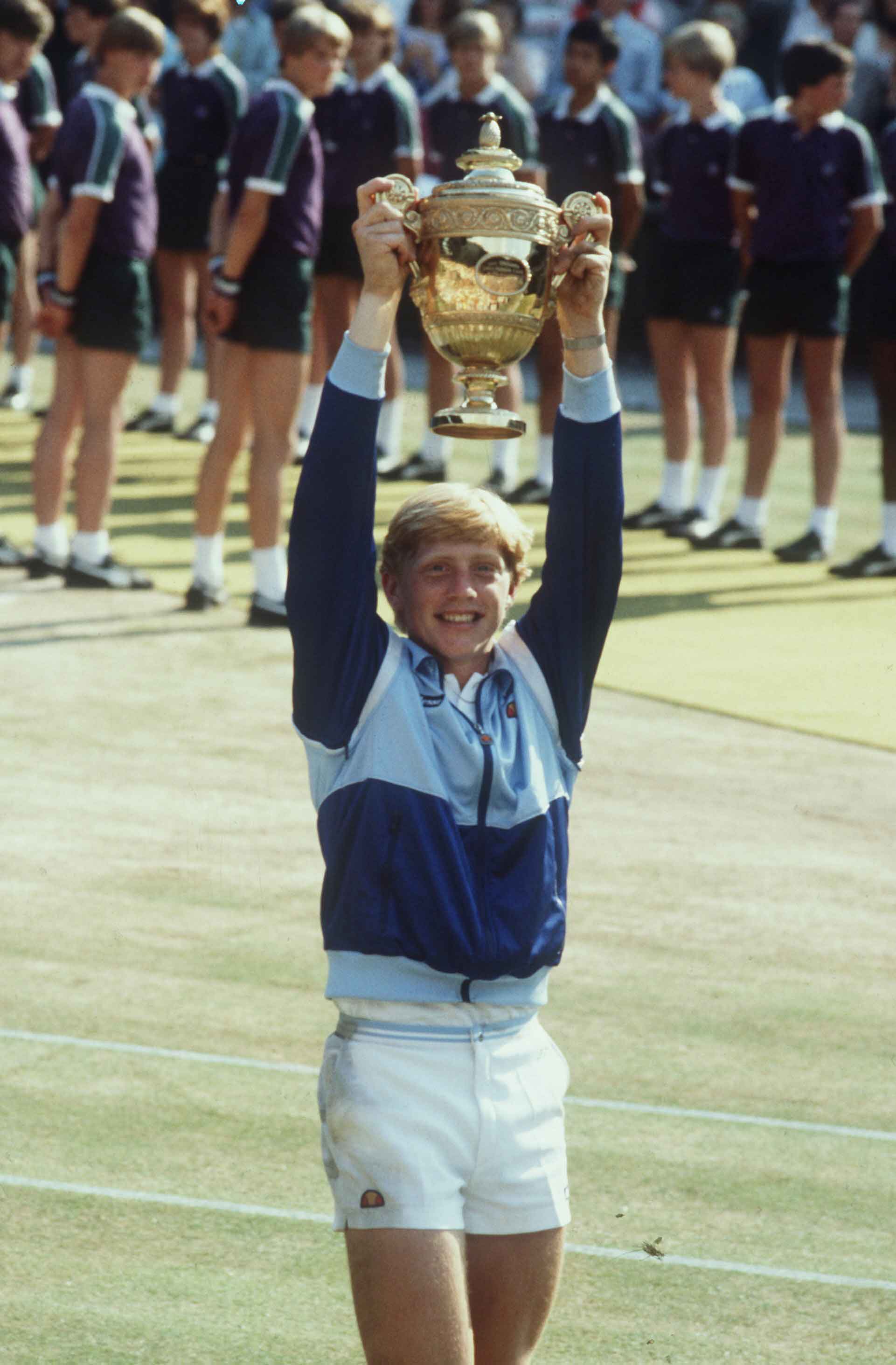 Boris Becker hält den Pokal von Wimbledon in die Höhe, 1985