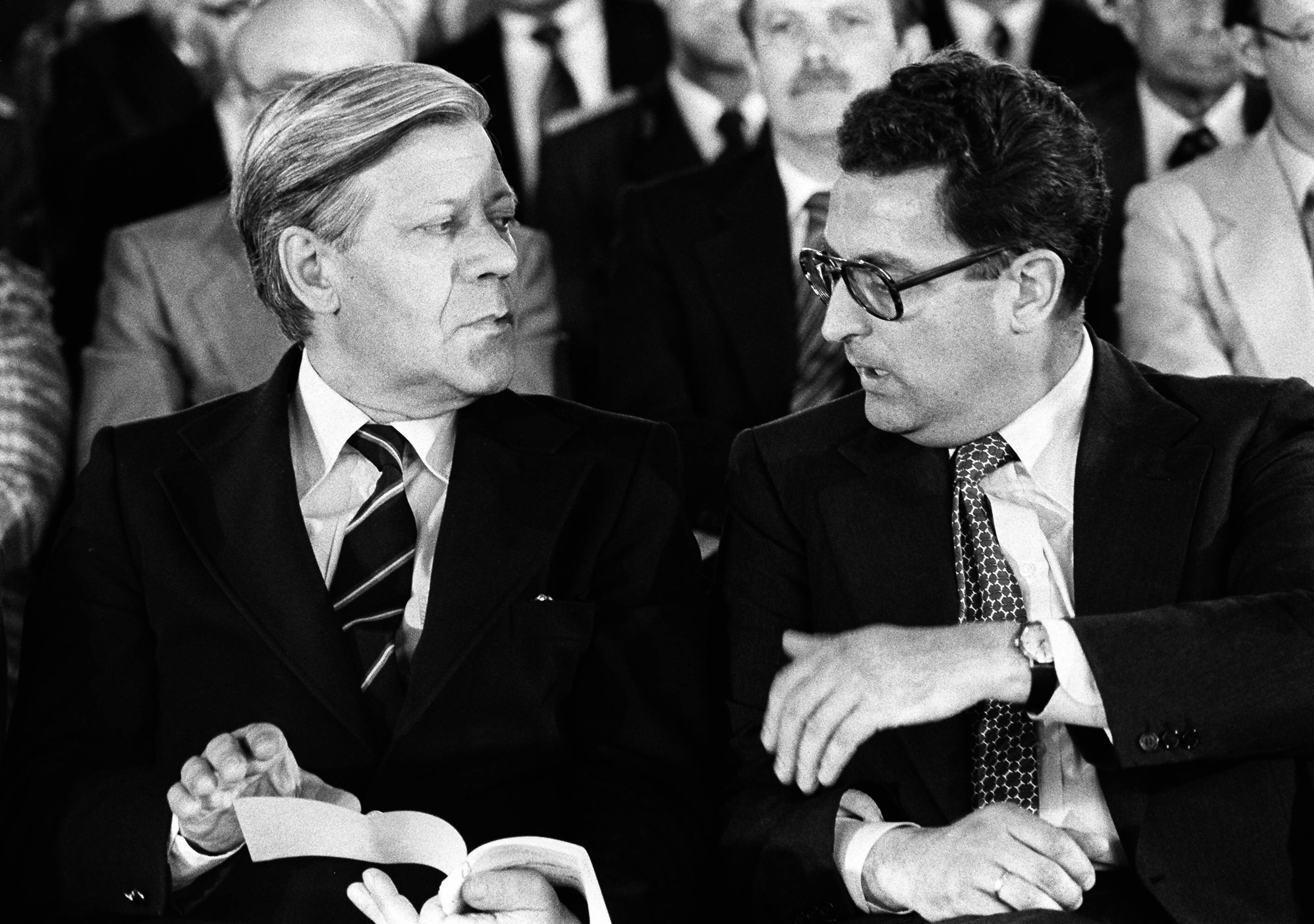 Helmut Schmidt & Gerhart Baum schwarz-weiß