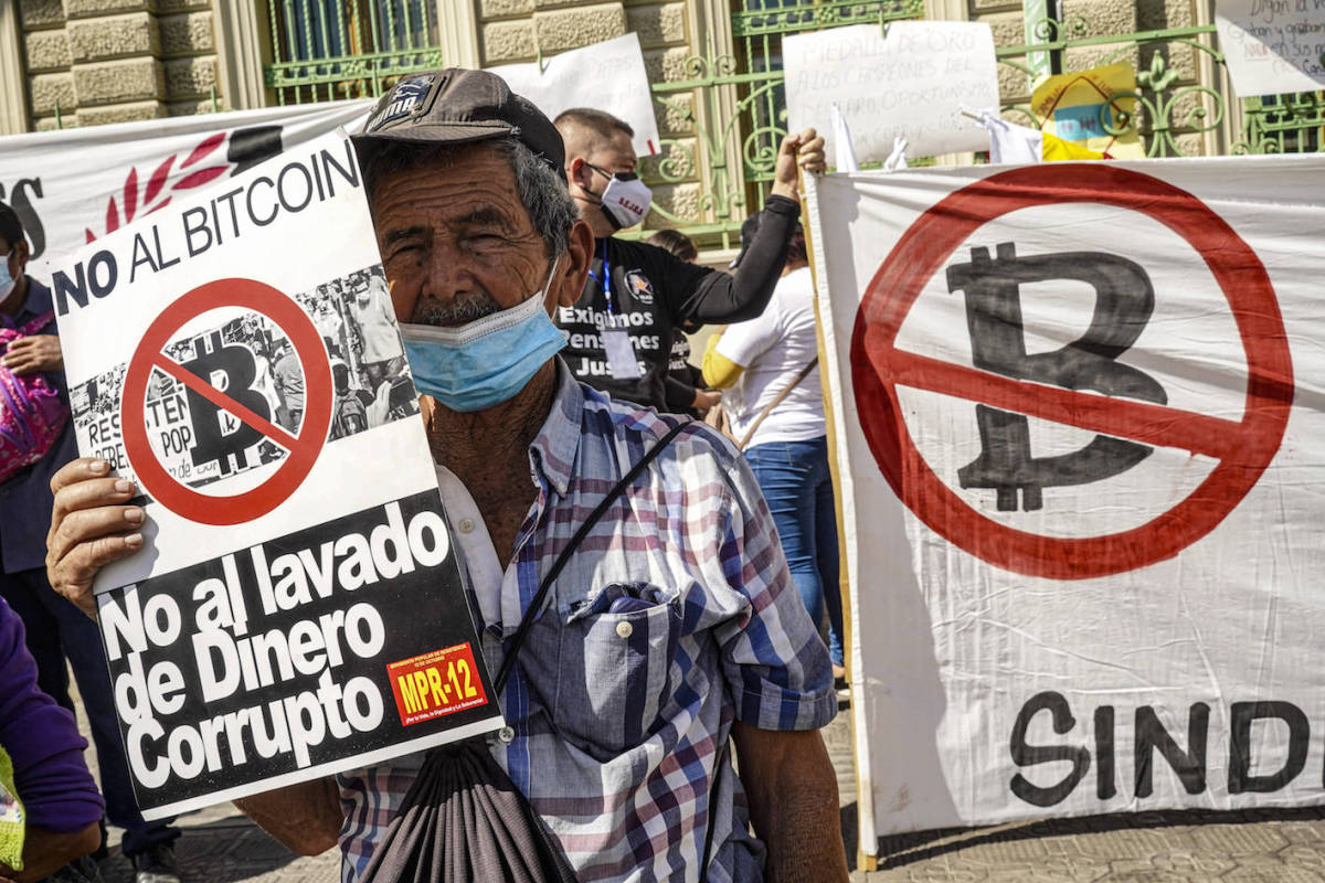 20220523-ec-imago-Demonstrant auf einer regierungskritischen Anti-Bitcoin-Veranstaltung in San Salvador, El Salvador